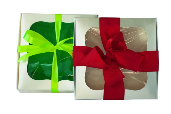 Geschenkdozen met ramen en linten geïsoleerd op een witte achtergrond. — Stockfoto
