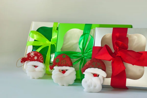 Geschenkboxen mit Fenstern und Bändern isoliert auf weißem Hintergrund. — Stockfoto