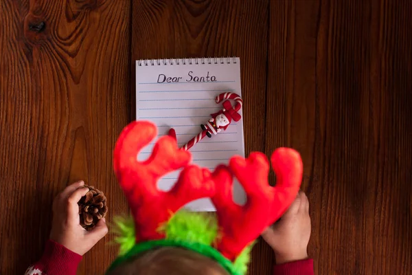 Lieber Weihnachtsmann, Weihnachtskarte. Kindheitsträume über Geschenke. Neujahrskonzept. — Stockfoto