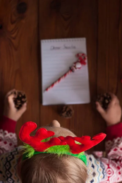 Lieber Weihnachtsmann, Weihnachtskarte. Kindheitsträume über Geschenke. Neujahrskonzept. — Stockfoto