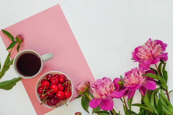 Csendélet Egy Csésze Kávé Édes Cseresznye Bazsarózsa Virágok Fehér Háttérrel — Stock Fotó