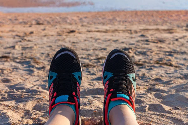 Joven Turista Pies Mujer Calzado Deportivo Relajante Después Caminar Playa —  Fotos de Stock