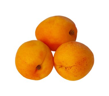 Kayısılar beyaz arka planda izole edilmiş. Ürün tasarımı ve kalıpları için sağlıklı besin zirvesi. Üç portakal rengi meyve ön ve üst manzarayı izole eder.