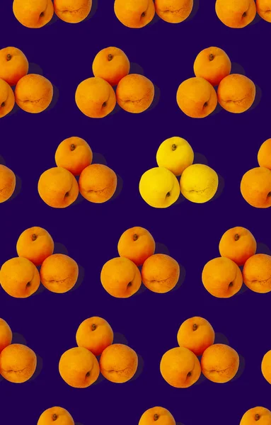 Apricot Regelmäßige Muster Mit Harten Schatten Flach Lag Auf Pastellviolettem — Stockfoto