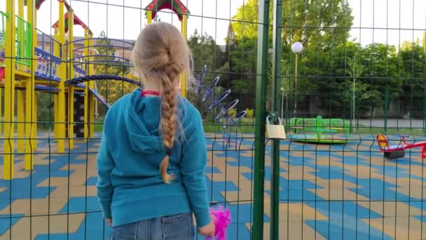 Triste Criança Solitária Perto Playground Fechado Por Causa Quarentena Uma — Vídeo de Stock