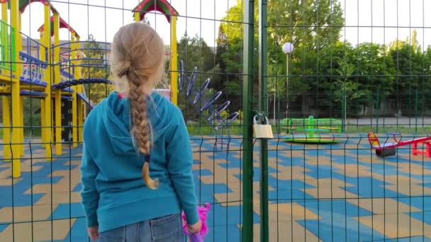 Triste Criança Solitária Perto Playground Fechado Por Causa Quarentena Uma — Vídeo de Stock