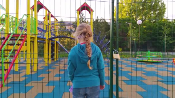 Triste Criança Solitária Perto Playground Fechado Por Causa Quarentena Uma — Vídeo de Stock