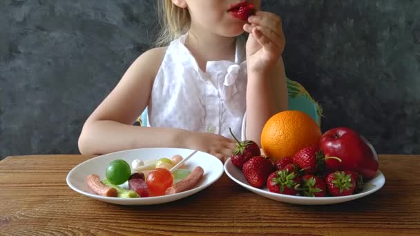 Menina Com Frutas Frescas Doces Mesa Casa Criança Pensa Que — Vídeo de Stock