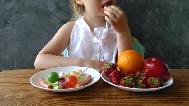Κοριτσάκι Φρέσκα Φρούτα Και Γλυκά Στο Τραπέζι Στο Σπίτι Παιδί — Αρχείο Βίντεο