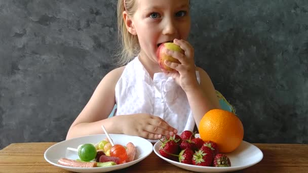 Niña Con Frutas Frescas Dulces Mesa Casa Niño Piensa Qué — Vídeos de Stock