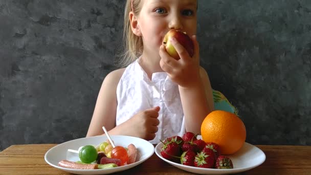 Liten Flicka Med Färsk Frukt Och Godis Bordet Hemma Barn — Stockvideo