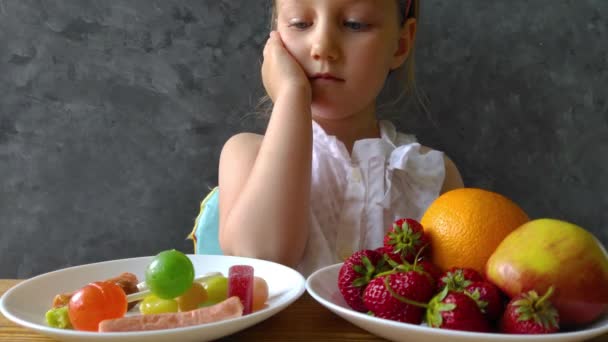 Niña Con Frutas Frescas Dulces Mesa Casa Niño Piensa Qué — Vídeo de stock