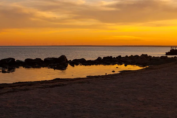 해변에서의 놀라운 황금빛 하늘에는 주황색 과붉은 그림자가 해변에 항구에 데스크톱용 — 스톡 사진
