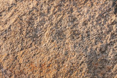 Mutfak atölyesi, masa, pencere pervazı, çit için kullanılan benekli granit arka plan. Kırmızı kahverengi volkanik taş dokusu. Metin tabelası reklam tasarımı modeli. Mimarlık detayı doğal kabin arkaplanı.