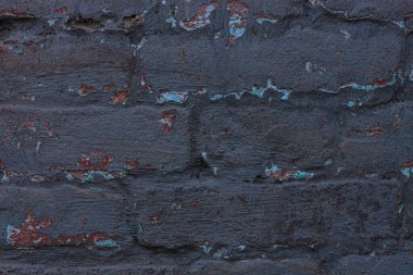 Eski gri alçılı kırmızı tuğla duvar dokusu. Retro bina arkaplan kopyalama alanı. Koyu turuncu yüzey, ayrıntılı taşlar arka plan. Masaüstü duvar kağıdı desenli ekran koruyucu ön görünüm. Metin tasarımı modeli