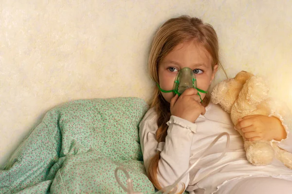 Evdeki Bir Yatakta Nebulizörle Nefes Alan Küçük Bir Kız Alerjik — Stok fotoğraf