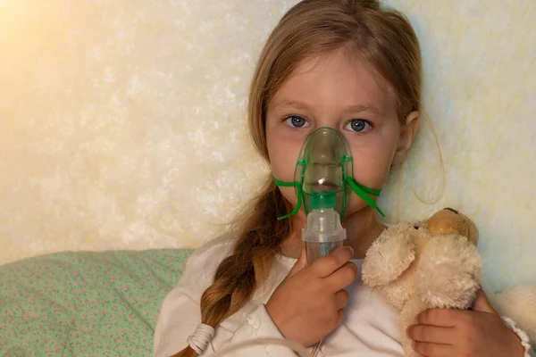 Маленька Дівчинка Робить Інгаляцію Туманністю Ліжку Вдома Хвора Алергія Дитячу — стокове фото