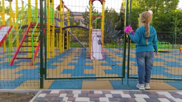 Karantina Yüzünden Kapalı Oyun Parkının Yakınındaki Üzgün Yalnız Çocuk Uzun — Stok video