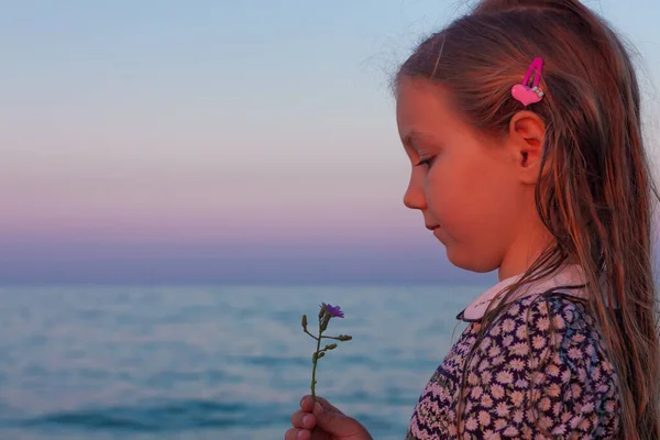 Adorable Little Girl Child Looks Flower Beach Portrait Child Wet — Stock Photo, Image