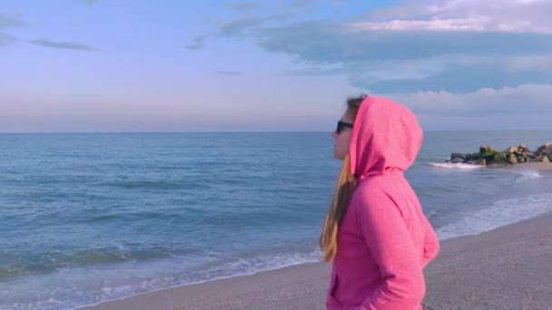 Ragazza Con Capelli Lunghi Felpa Rosa Con Cappuccio Dal Mare — Video Stock