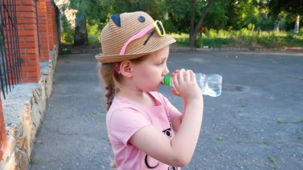 Мила Дівчинка Воду Пляшки Відкритому Повітрі Дитина Солом Яному Капелюсі — стокове відео