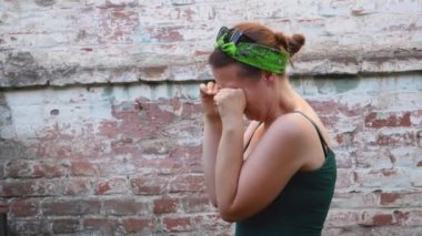 Tuğla arka planda kırmızı gözleri tırmalayan alerji semptomlu bir kadın. Burun köprüsüne masaj yapan hasta ve stresli bir genç kız. Görme sorunu var. Alerjik reaksiyon. Konjonktivit tahriş olmuş gözler.