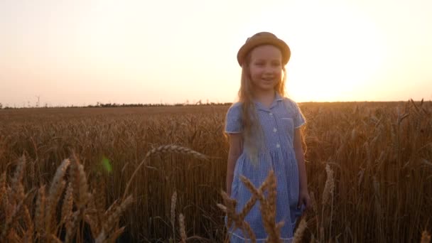 Adorable Niña Con Sombrero Paja Vestido Verano Cuadros Azules Campo — Vídeos de Stock