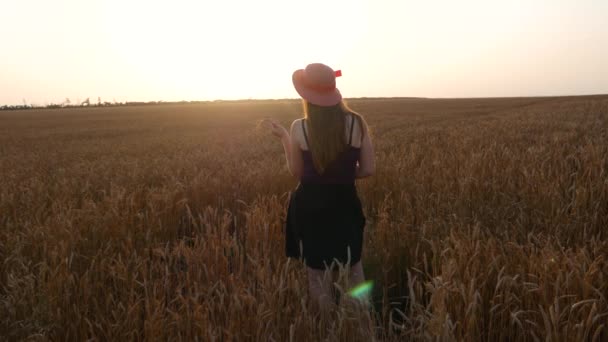 Adorable Jeune Fille Dans Champ Blé Été Chapeau Paille Rouge — Video