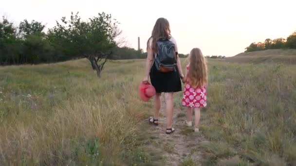 Anne Kızı Aktif Sağlıklı Mutlu Gülümseyen Bir Kadın Çocuk Birlikte — Stok video