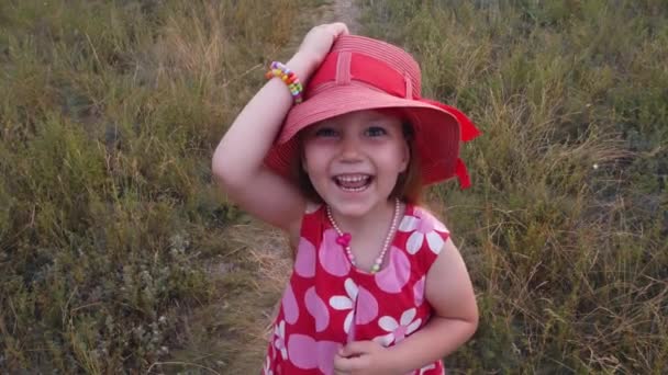 Urocza Dziewczynka Czerwonym Słomkowym Kapeluszu Różowej Sukience Letniej Zielonym Tle — Wideo stockowe