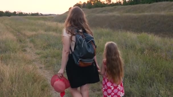 Matka Córka Spacerują Razem Aktywny Zdrowy Tryb Życia Szczęśliwa Uśmiechnięta — Wideo stockowe