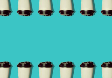 Fotokopi alanı olan turkuaz arkaplandaki fotoğraftan yapılmış düzenli desenli kahve. Siyah kapaklı ve doğal sert gölgeli Kraft kağıt bardaklar. Yaşam tarzı sıcak içecekleri götürüyor. Moda düz konum, üst görünüm.