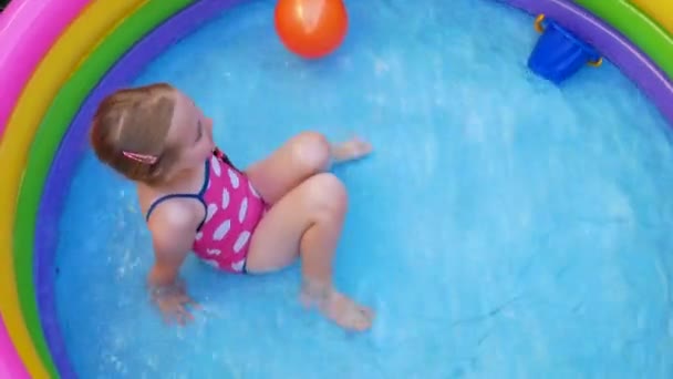 Giovane Ragazza Costume Bagno Rosa Che Gioca Colorata Piscina Gonfiabile — Video Stock