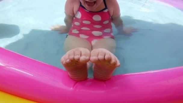 Bambini Piedi Che Ballano Sulla Colorata Piscina Gonfiabile Arcobaleno Giovane — Video Stock