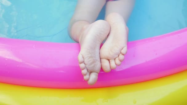 Piedi Bambini Sdraiati Sulla Colorata Piscina Gonfiabile Arcobaleno Giovane Ragazza — Video Stock