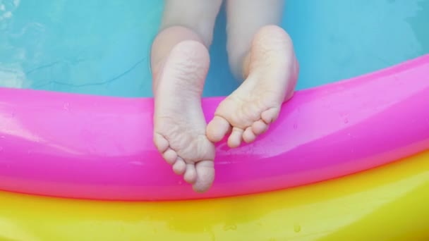 Piedi Bambini Sdraiati Sulla Colorata Piscina Gonfiabile Arcobaleno Giovane Ragazza — Video Stock