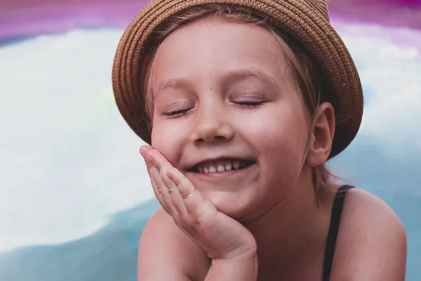 Giovane Ragazza Sorridente Giocando Piscina Gonfiabile Elegante Foto Opaca Tonica — Foto Stock