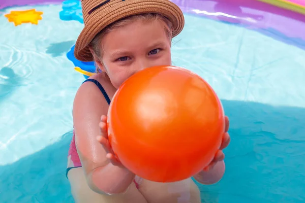 Giovane Ragazza Che Gioca Nella Piscina Gonfiabile Arcobaleno Colorato Con — Foto Stock