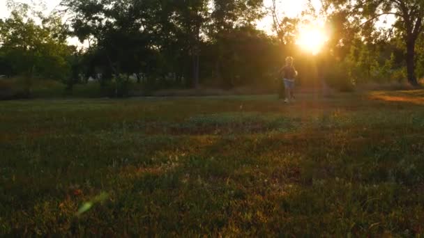 Молодая Девушка Ходит Красочной Красно Зеленой Осенней Траве Вид Спереди — стоковое видео