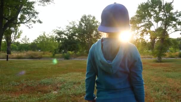 Симпатична Дитина Блакитному Халаті Знімки Залишаються Осінньому Лісі Молода Дівчина — стокове відео