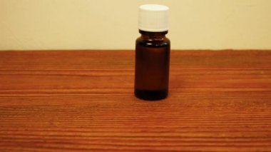 Çocuklar ve yetişkinler için D vitamini şişesi. D3 vitamini damlaları. Omega-3 takviyeli kapsüller masada duran kaşıkta saydam sarı toplar. Cam düşürücü şişe 4K Sağlık Hizmetleri