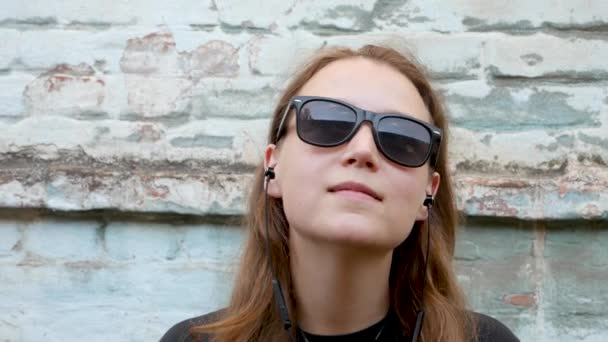 Siyah Tişörtlü Rock Tarzında Güneş Gözlüklü Genç Çekici Bir Kız — Stok video