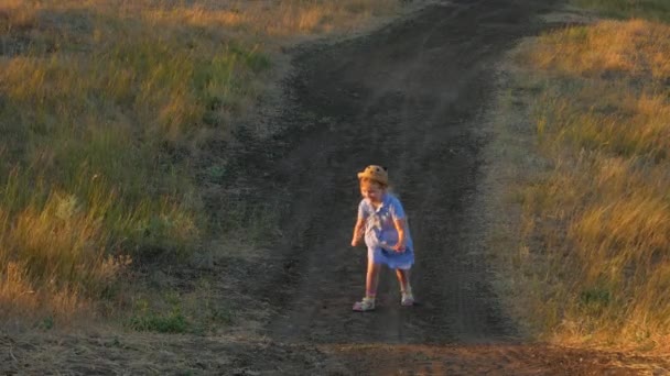 Adorable Niña Vestido Azul Verano Subiendo Colina Niño Corriendo Paisaje — Vídeos de Stock