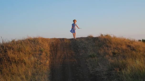 Urocza Dziewczynka Niebieskiej Letniej Sukience Biegnąca Wzgórza Śmiejąca Się Szczęśliwe — Wideo stockowe