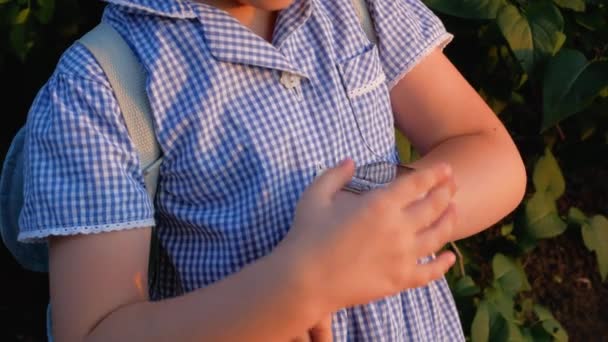 Kind Benutzt Smartwatch Park Kindergespräche Auf Vdeo Anruf Auf Dem — Stockvideo