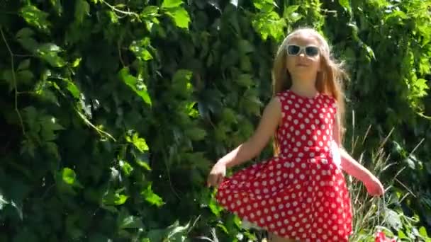 Krásná Šťastná Dívka Červené Puntíkové Šaty Úsměvem Divokém Vinném Pozadí — Stock video