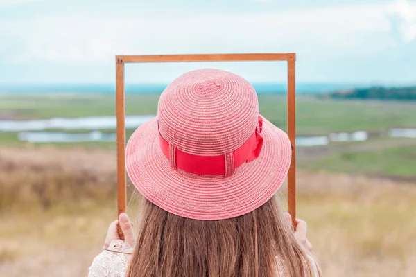 Κορίτσι Ροζ Ψάθινο Καπέλο Κρατά Άδειο Ξύλινο Πλαίσιο Εικόνας Στα — Φωτογραφία Αρχείου