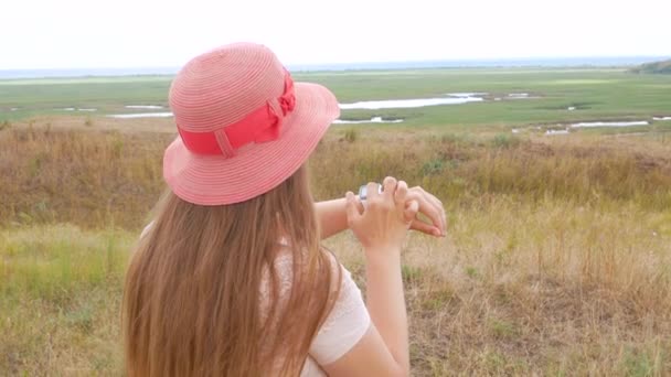 Caminante Chica Usando Smartwatch Aire Libre Mujer Joven Hablando Vdeo — Vídeos de Stock