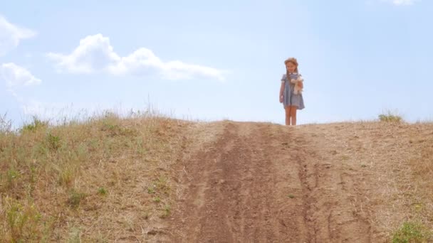 Schattig Klein Meisje Vintage Jurk Strohoed Die Heuvel Afrent Lacht — Stockvideo