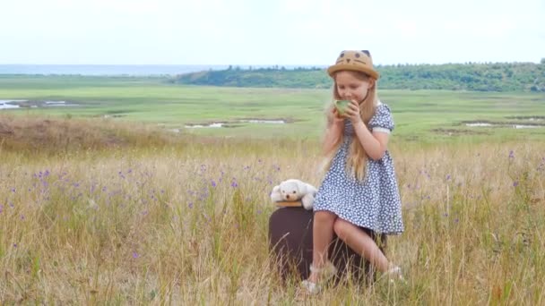 Bambina Cappello Paglia Vestito Seduto Valigia Vintage Bere Ragazzo Carino — Video Stock